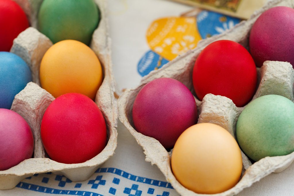 colorful-easter-eggs-13269116339aC.jpg